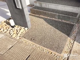 スリットにも防草シートで雑草対策したアプローチ[施工後]