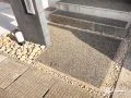 スリットにも防草シートで雑草対策したアプローチ