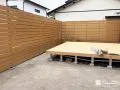 大きなウッドデッキでお庭時間を楽しめるくつろぎ空間