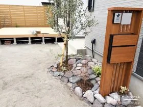 割栗石のロックガーデンで玄関まわりに自然なアクセントを[施工後]