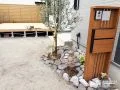 割栗石のロックガーデンで玄関まわりに自然なアクセントを