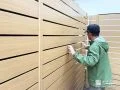 大人の男性と比較すると、十分な高さがあることが分かる約2mの高さ目隠しフェンス