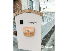 レンガ笠木をあしらった塗り壁門柱で、やさしく迎える南欧風デザイン[施工後]