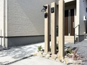 ヴィンテージ調角柱のナチュラルな雰囲気がおしゃれな機能門柱[施工後]