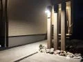 ウォールライト照明で夜も楽しめる