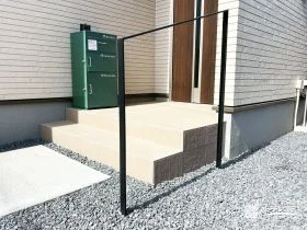 無駄のないデザインがスタイリッシュな手すり[施工後]