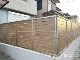 ナチュラルな木目調デザインの横板フェンスを設置した工事