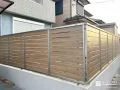 ナチュラルな木目調デザインの横板フェンスを設置した工事
