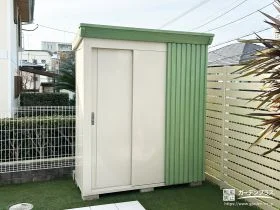 ナチュラルで爽やかなカラーがお庭にマッチする物置の設置工事