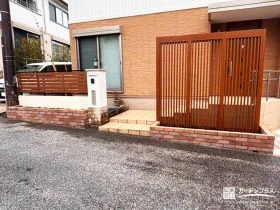 レンガ花壇で玄関まわりをやさしく彩る植栽スペース[施工後]