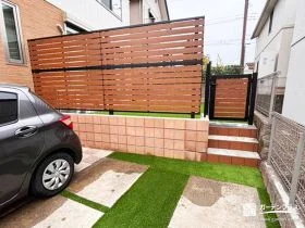 木調目隠しフェンスと門扉で安心感のある庭空間に[施工後]