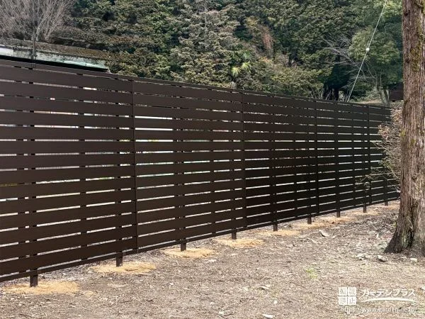 圧迫感を感じさせずに気になる視線をカットするフェンス設置工事