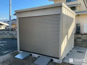 大切なバイクを安心して保管できるシャッター付き物置設置工事