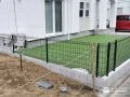 開放感を保ちながら敷地を区切る境界フェンスを設置した工事