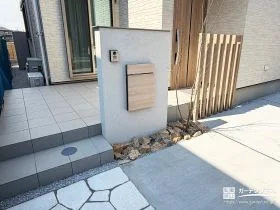 塗装門柱×割栗石で魅せる、余白を活かした門周りデザイン[施工後]