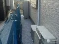 防草シート×砂利敷きで、管理しやすい犬走りへ