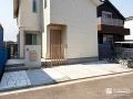 門柱まわりや角柱にも木調デザインを取り入れた新築外構