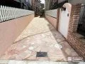 歩くたびに景色が変わるようおしゃれに再舗装した旗竿地の外構工事