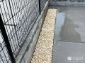 駐車スペースの一画に化粧砂利を敷設