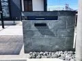 タイル門柱×ロックガーデンで魅せるモダンな門まわり