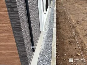 地先ブロックで砂利の飛び出しを防止した犬走り[施工後]