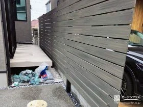 木調フェンスとウッドデッキで視線を気にせずくつろげる庭空間に[施工後]