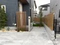 2つのデザインの木調フェンスで視線を遮る優しいお庭工事