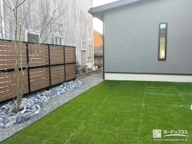 人工芝の敷設と数種の植栽の施工で心地よく整えたお庭工事