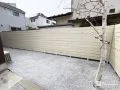 明るいカラーの目隠しフェンスと砂利敷きで整えたお庭工事