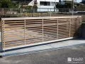 駐車スペースを上品に引き締める横格子カーゲート設置工事