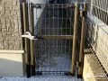 ワンちゃんの飛び出しを防止する門扉