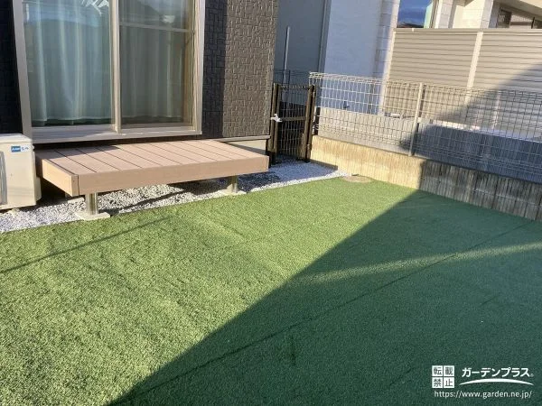お子様やワンちゃんの遊び場として大活躍する人工芝敷きのお庭