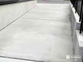 土間コンクリート仕上げで、使いやすく整った駐車スペース[施工後]