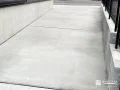 土間コンクリート仕上げで、使いやすく整った駐車スペース