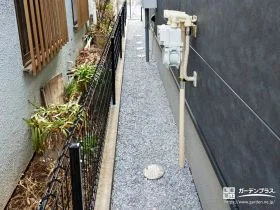 砂利敷きの犬走りで、建物まわりを清潔に管理[施工後]