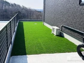 人工芝仕上げで、毎日眺めたくなるグリーンの庭空間[施工後]