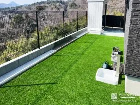 メッシュフェンスと人工芝で、L字型の庭をのびやかに活用[施工後]