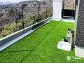 メッシュフェンスと人工芝で、L字型の庭をのびやかに活用