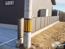 ルーバーの目隠しフェンスで、オープン外構に安心感をプラス[施工後]