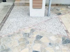 洗い出し仕上げと乱形石張りで、雑草を抑えながら表情豊かなアプローチに