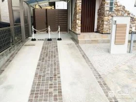 方形石張りと土間コンクリートで、駐車スペースをすっきり拡張[施工後]
