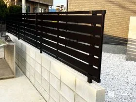 横板調フェンスで、ゴミステーション横の視線をやさしくカット[施工後]