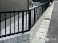 スタイリッシュな縦格子の境界フェンス