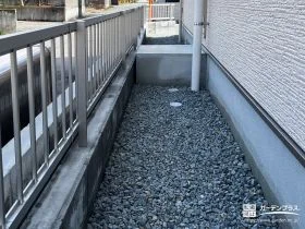 防草シートと砂利敷きで、犬走りを手間のかからない空間へ[施工後]