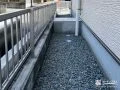 防草シートと砂利敷きで、犬走りを手間のかからない空間へ