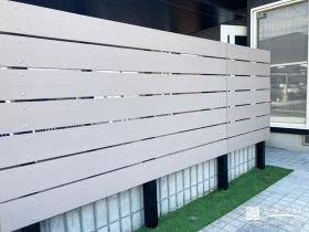 樹脂フェンスと人工芝で、生垣のお手入れから解放される目隠し[施工後]