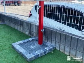 ピンコロ石の水受けと立水栓で、使いやすさに遊び心をプラス[施工後]