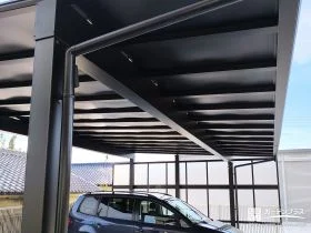 ブラックポリカーボネート屋根で、重厚感のある駐車スペースへ[施工後]