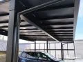 ブラックポリカーボネート屋根で、重厚感のある駐車スペースへ