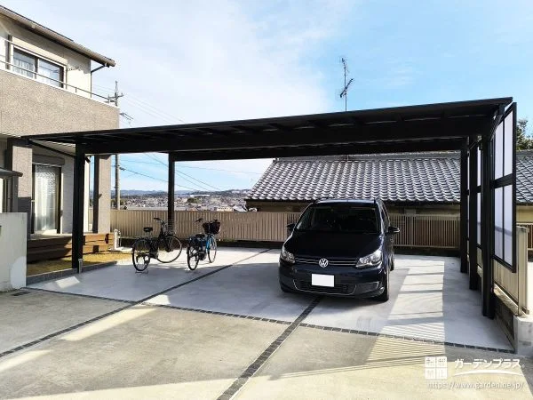 ブラックカーポートが映える、お庭を活用した駐車スペース拡張リフォーム工事